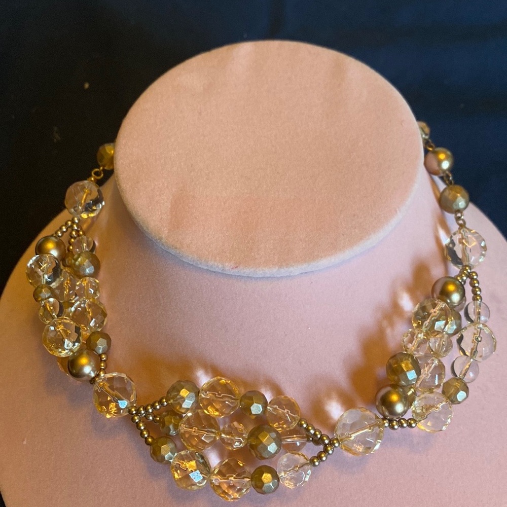 Beautiful gold tone necklace.